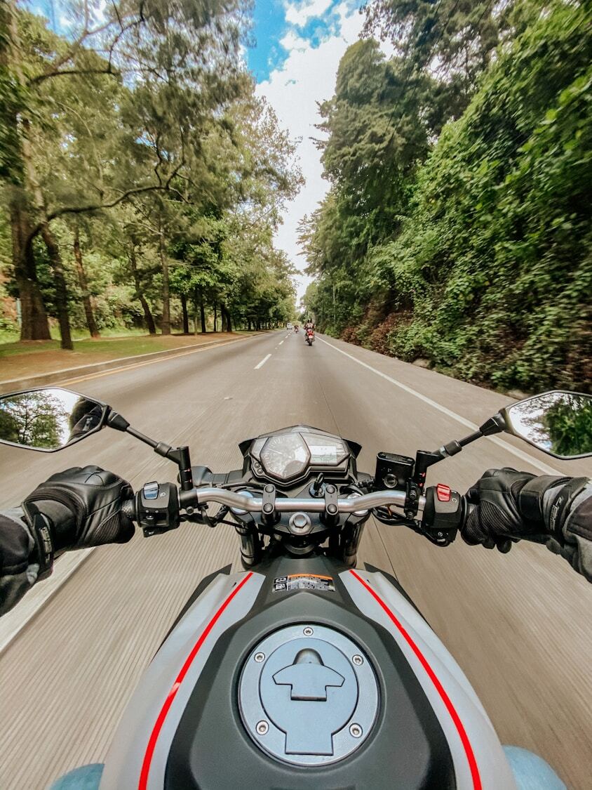 Vista de un motociclista viajando en carretera